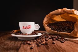 Lucaffè-logolla varustettu espressokuppi alustalla