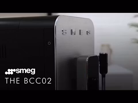 Smeg Täysautomaattinen kahvinkeitin maidonvaahdottimella, tumman musta