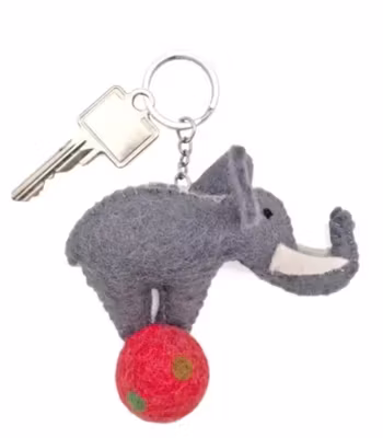 Smycke till väska, Elefant på boll, tovad