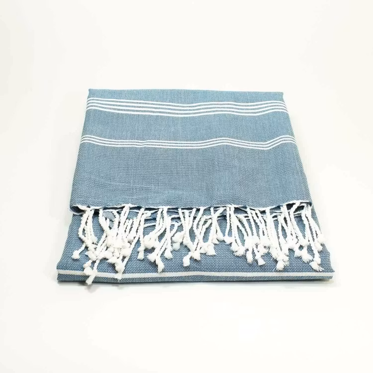 Mjuk & lätt badduk, fouta, hamam. Blå/vit. God uppsugningsförmåga. Torkar snabbt. Perfekt på stranden & på resan. Även som bordsduk. Ekologisk & Fair Trade.