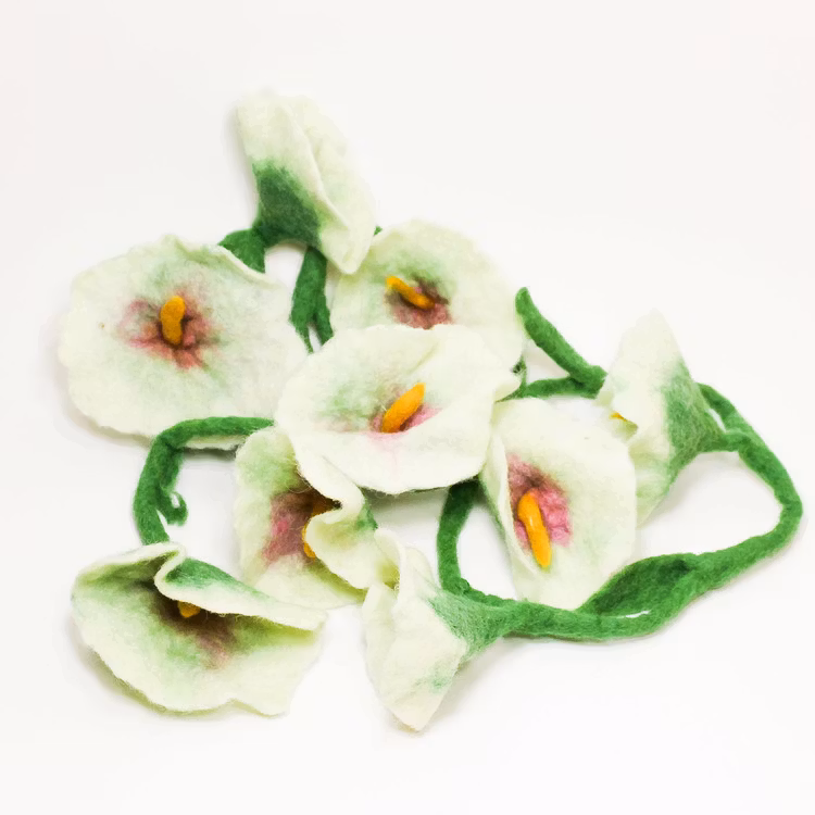 vita blommor på grön stjälk som girlang, tovad dekoration från Nepal