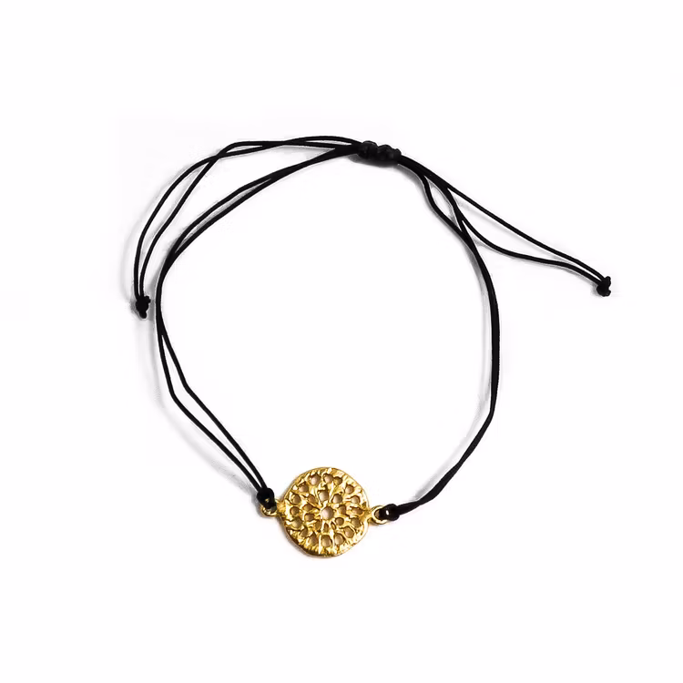 Armband med fint mandala-smycke, 24 karat gulddouble, guldpläterat. Guldet är certifierat Fairmined, Colombia. Armsmycket skapades av konstnärsverkstad i Bogota enligt Fair Trade.