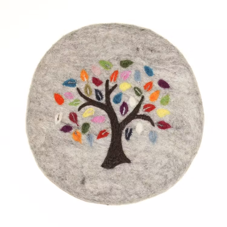Praktiskt underlägg till gryta & kanna, handtovad ull, livets träd som vacker dekoration. Handtovat i Nepal, Fair Trade. Här gråmelerad färg.