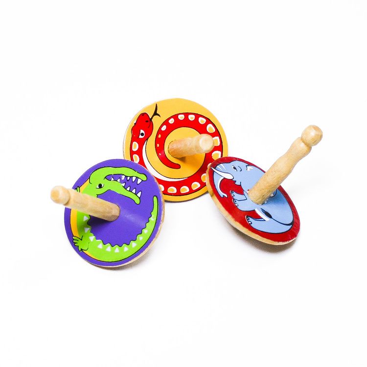 Klassiska, enkla snurror i trä med djurmotiv målade på ovansidan. Känd även som spinner eller spinning top. Leksak för barn.
