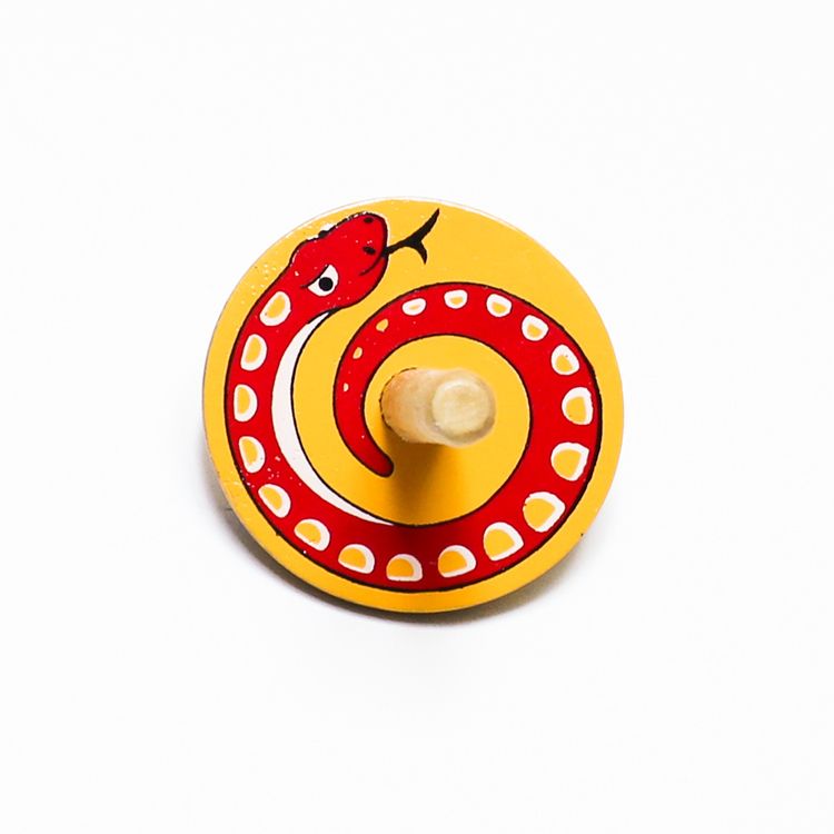 Klassisk, enkel snurra i trä med en orm målad på ovansidan. Känd även som spinner eller spinning top. Leksak för barn.