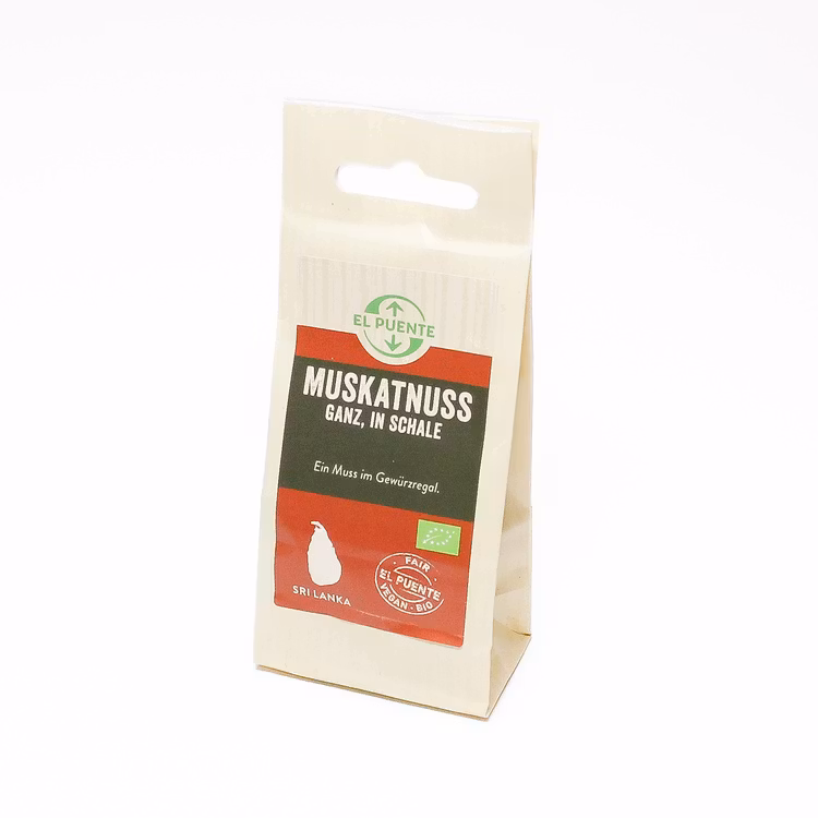 Ekologisk muskotnöt i skal. Ska rivas. Muskotnöt förfinar många maträtter & kakor, ska tillsättas allra sist eller strax innan serveringen. Fair Trade.