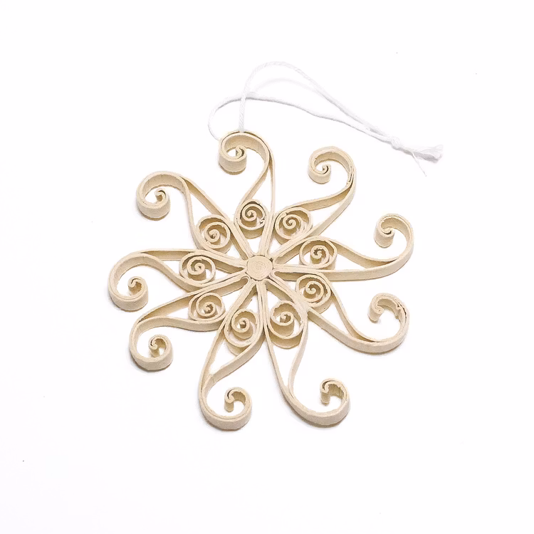 Snöflingan Snowflake från Afroart är en fin liten juldekoration i granen, eller under hela vintern i fönstret eller under lampan.