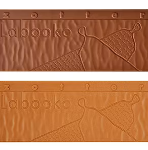 Zotter Labooko Be Happy, två mjölkchokladkakor i en förpackning. En kaka (nedan) med karamellsmak.