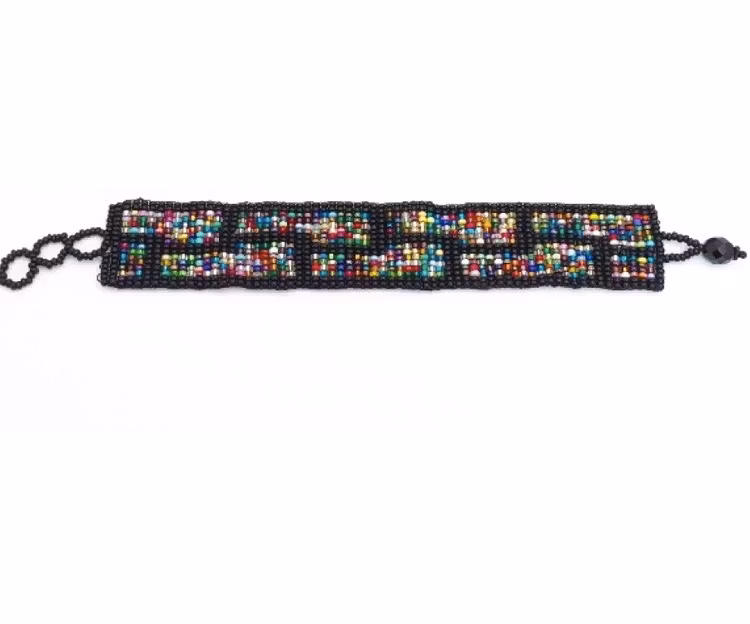 Armband av små glaspärlor, olika färger, längd kan varieras. Fair Trade från Guatemala.