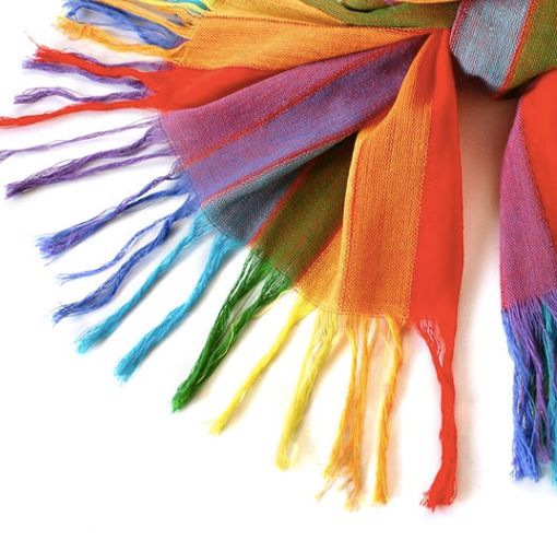 Stor färgglad sjal i regnbågens färger i handvävd bomull. Detaljbild sjal med fransar. Från Ecuador. Fair Trade.