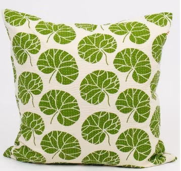 Kuddfodral till prydnadskudde med grönt hasselört-mönster. Handquiltat i Bangladesh för Afroart, Fair Trade.