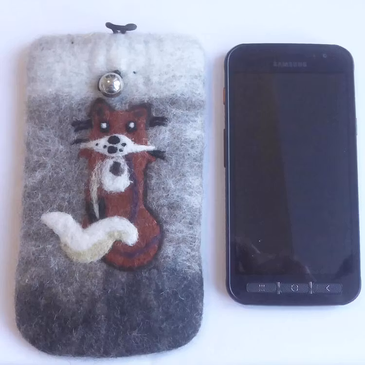 Handtovad mobilväska 17x10 cm, till smartphone,  på framsidan en räv. Fair trade från Nepal. Bredvid en smartphone för att jämföra storleken.