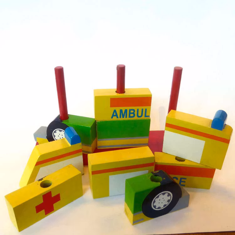 Pussel i trä, Ambulansbil, 9 delar, Fairwood.  Delarna ordnas med hjälp av träpinnar.