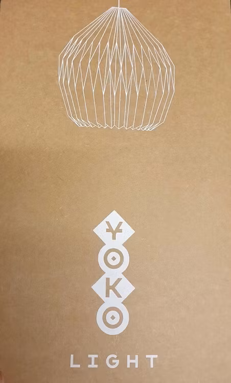 Yoko-lampskärm av kratongpapper, handgjord i origamiteknik i Indien för Fair Trade. Milt och varmt ljus. Förpackning.
