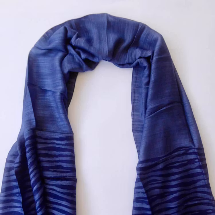 Sjal elelr scarf  i siden och viskos, blå. På änderna tryckt mönster av ränder. Fair Trade Vietnam, handvävd. Detaljbild.