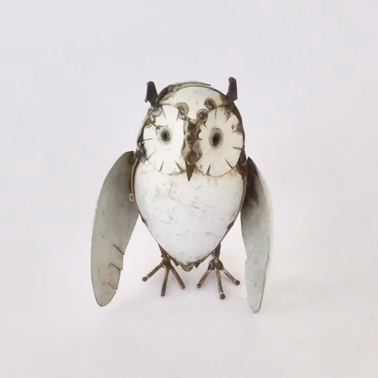 Metallkonst från Zimbabwe, liten uggla med vingar, up-cycling.  Fair Trade.