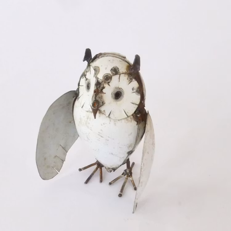 Metallkonst från Zimbabwe, liten uggla med vingar, up-cycling. Fair Trade konsthantverk.