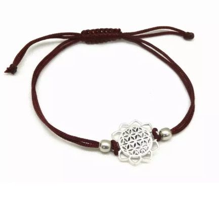 Armband med livets blomma-motiv i mässing. Justerbart band av mörkröd bomull. Fair Trade från Indien.