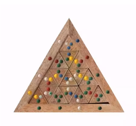 Klurigt triangel-geometripussel med små prickiga triangulära pusselbitar. Mangoträ. Fair Trade från Indien.