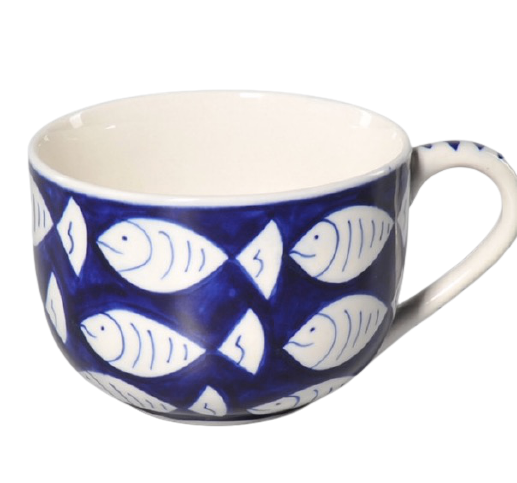 Stor blå mugg i keramik, med fiskmotiv, handgjord, glaserad, present till hobbyfiskare. Fair Trade från Vietnam.
