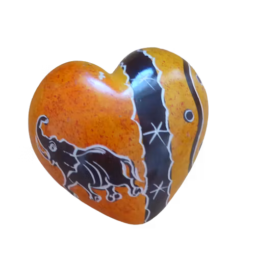 Hjärta i täljsten, dekorerat med inristade och målade elefanter. Handgjort, orange-röda bakgrundsfärger. Fair Trade.Kenya, Fair Trade