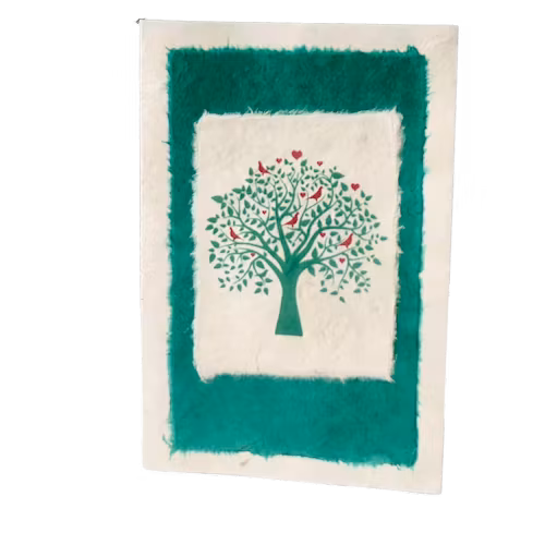 Dubbelt brevkort, handgjort. Ett gratulationskort av kraftigt loktapapper. Motivet på framsidan Livets träd, med små röda fåglar och hjärtan. Fair Trade.