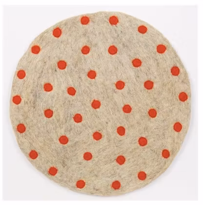 Handtovad sittdyna från Afroart, rund, beige med orange prickar. Fair Trade Nepal.