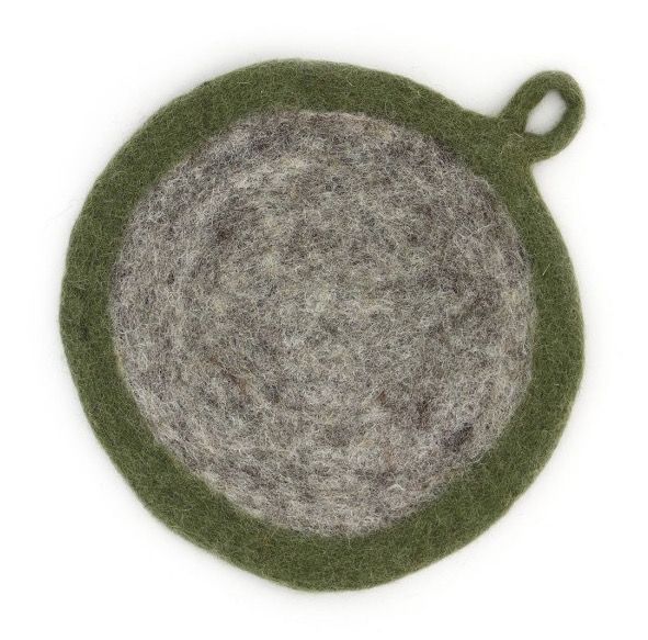 Grytlapp eller underlägg, tovat, runt med ögla, grått med grön kant, muselingfri ull. Fair Trade Nepal.