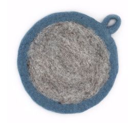 Grytlapp eller grytunderlägg, Grå-blå, tovat, runt, med ögla
