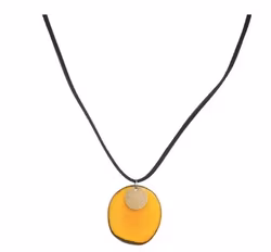 Halssmycke, två delar, taguanöt, gul