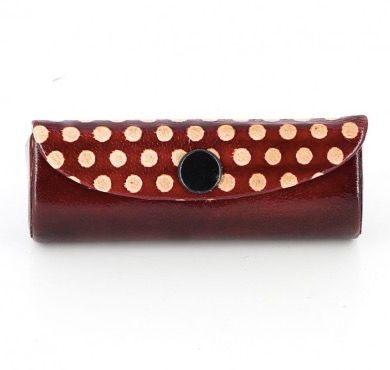 Rödbrunt etui eller fodral för läppstft, delvis dekorerad med prickar, Polka Dots. Getskinn. Fair Trade.