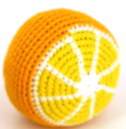 Antistress, jongleringsboll som liknar en liten apelsin, handvikrad för Fair Trade i Guatemala.