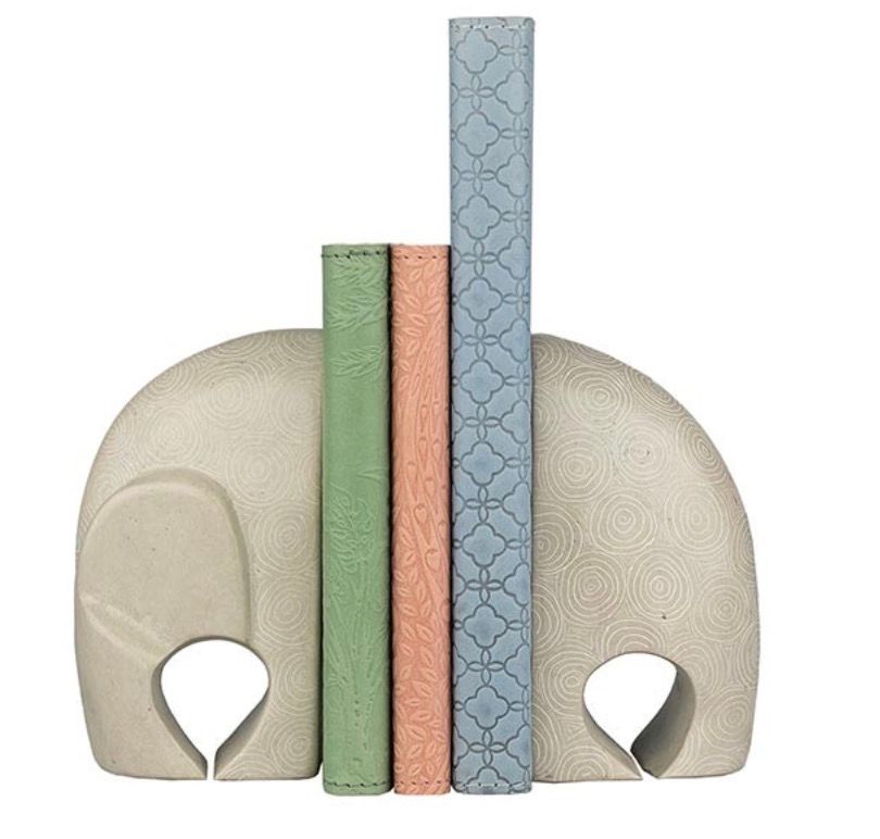 Massivt bokstöd Elefant, i två delar. Täljsten från Kenya. Handarbete för Fair Trade. På bilden med böcker.