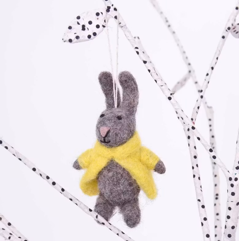 Påskhänge, Påskhare med gul kappa, tovad, Afroart