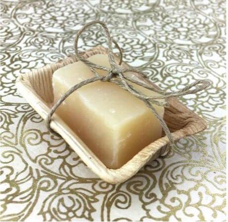 Ayurvedisk tvål Basilic sacre (Tulsi), mini, fast & vegetabilisk. Fair Trade. På torkad bananblad.På bild utan pappersförpackning