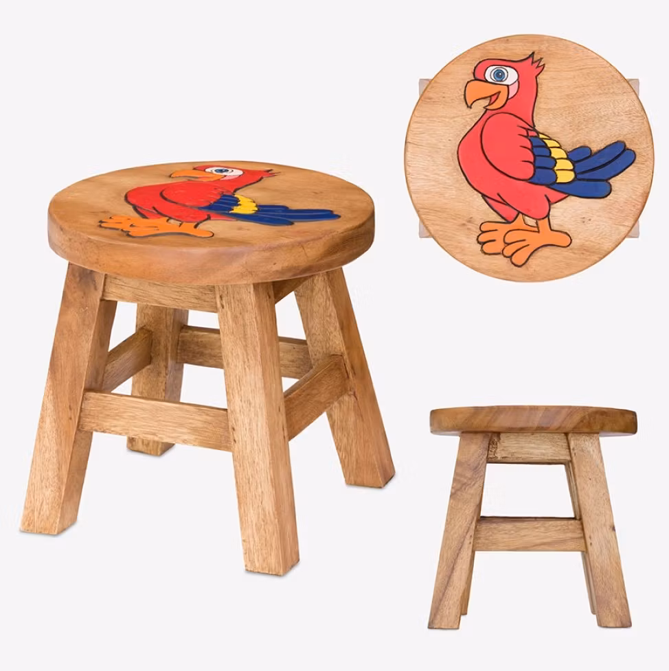 Stabil barnpall i trä med motiv Papagoja. Fair Trade från Thailand.