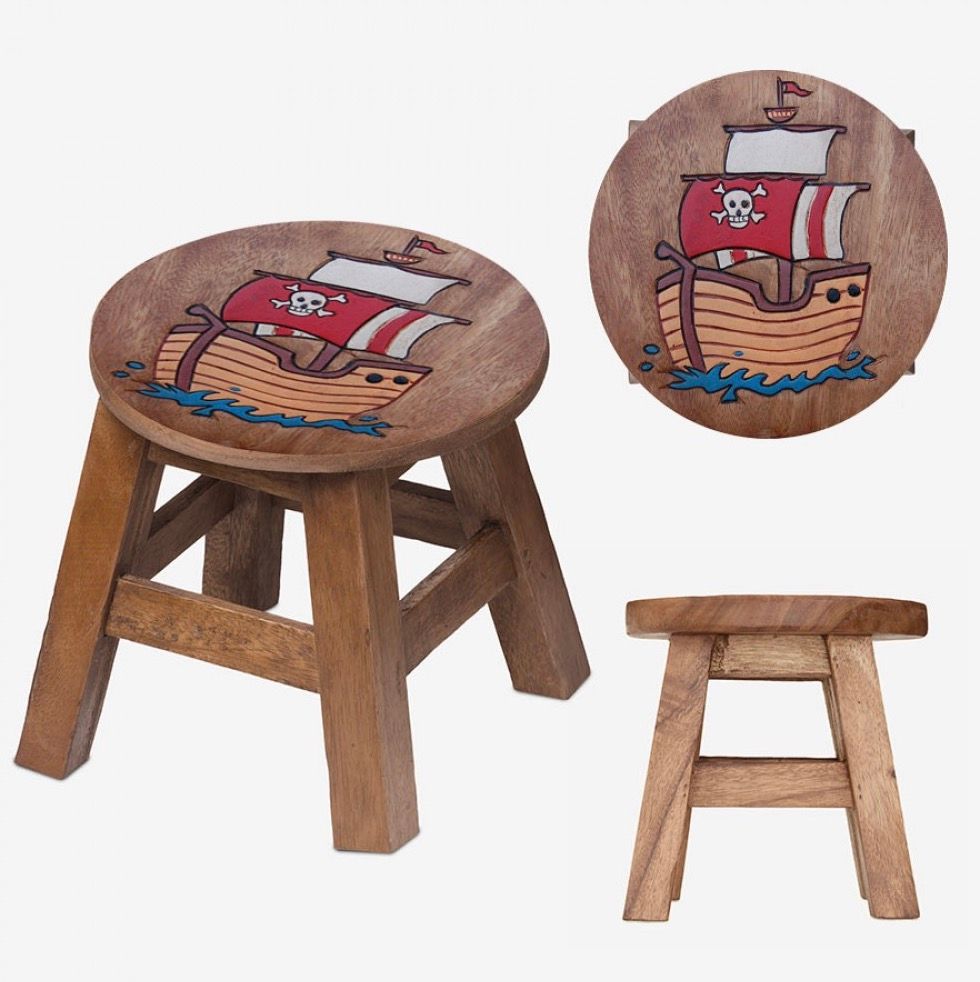 Stabil barnpall i trä med motiv Piratskepp. Fair Trade från Thailand.