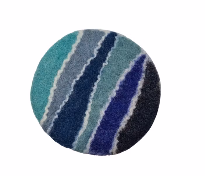 Hamndtovat, dekorativt runt underlägg, Zig-zag i natur och blå färger. Fair Trade Nepal.