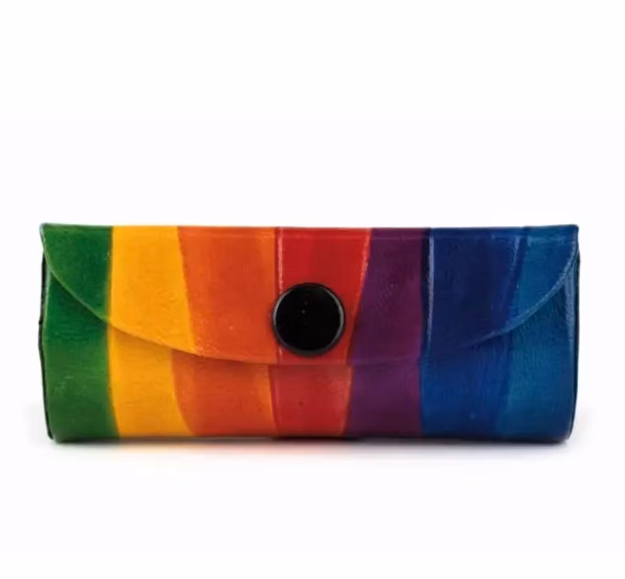Etui, fodral för läppstift, Regnbåge, på bild stängt. Getskinn. Fair Trade Indien.