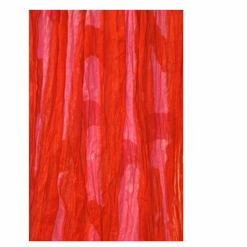 Sjal, scarf mått 180x110cm i krinklad bomull. Klara färger, cerise-röd. Fair Trade. Detajlbild.