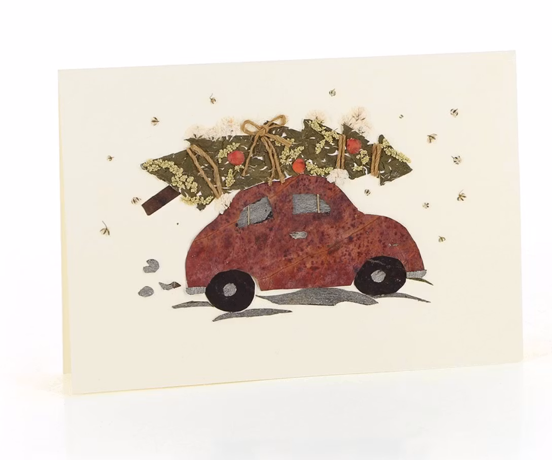 Brevkort Snart är det jul! med kuvert, torkade blommor. motiv Bil med julgran på taket. Fair Trade El Salvador.