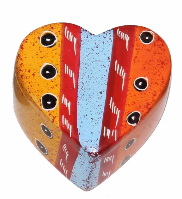 hjärtformad nipperask av täljsten, African Joy, mönster och färger i orange, ljusblå, röd och gul. Med  deko i svart och vit. Fair Trade Kenya.