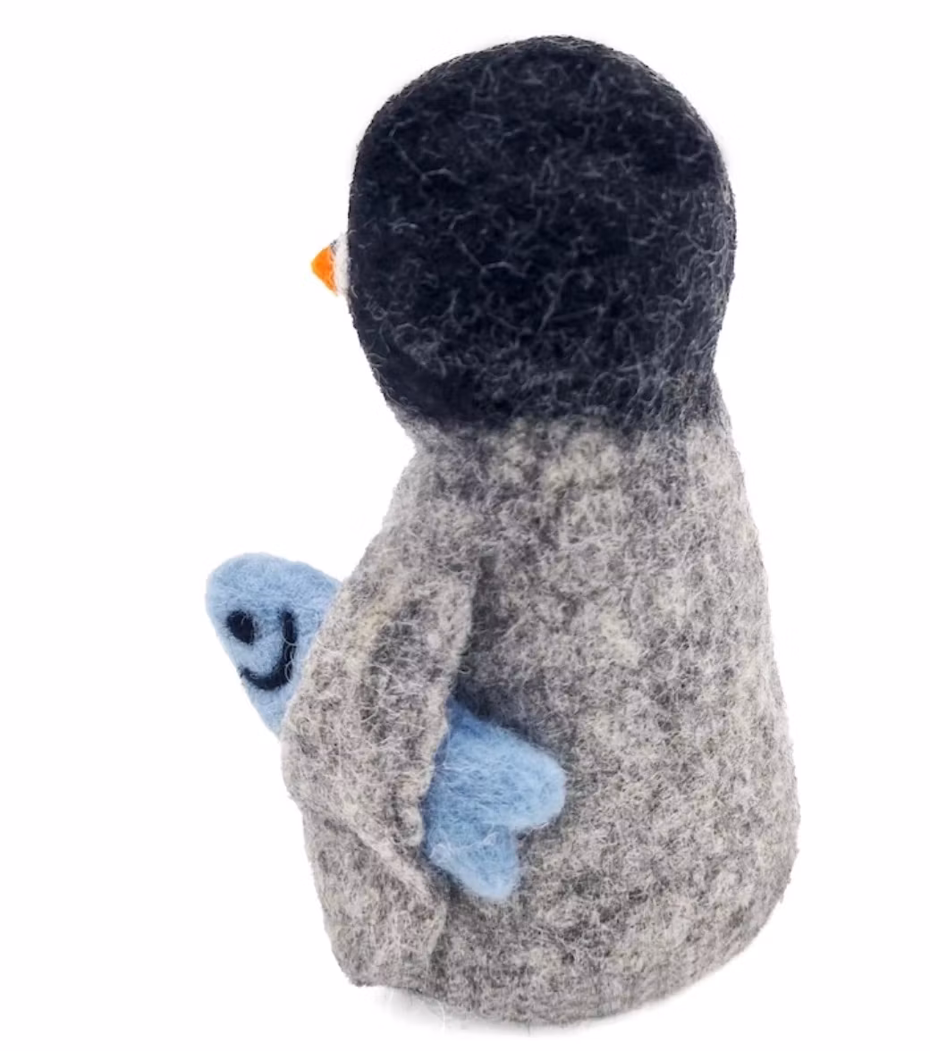 Pingvin Pingu med fisk, handtovad, Fair Trade. Från baksidan.