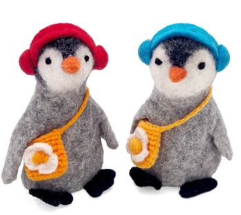 Pingvin Pingu med blå hörlurar, handtovad, äggvärmare, handdocka,