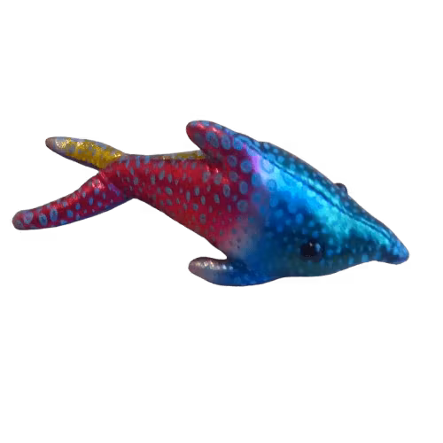 Sanddjur, liten delfin i glittrigt blått, grönt gult och rött mönster. Fylld med kvartssand. Fair Trade.