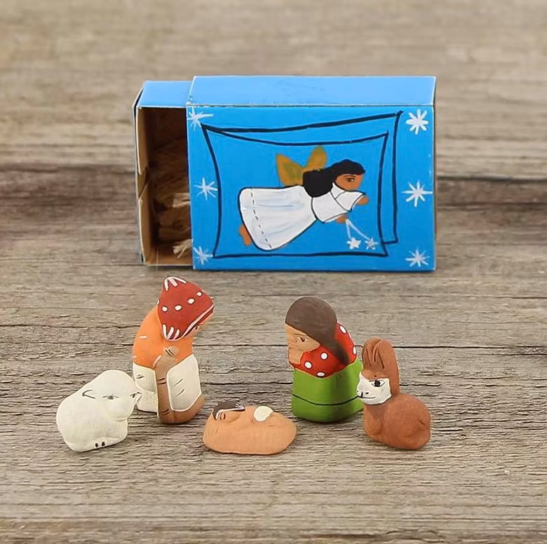 Julkrubba i liten blå ask med ängel, keramik,  Peru, Fair Trade.