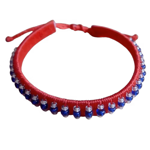 Armband Massej, röd med bå och genomskinliga pärlor, justerbart. Fair Trade Kenya.