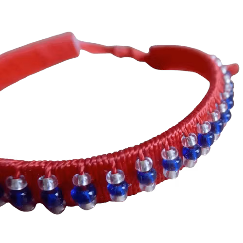 Armband Massej, röd med bå och genomskinliga pärlor, justerbart. Fair Trade Kenya. Detaljbild,