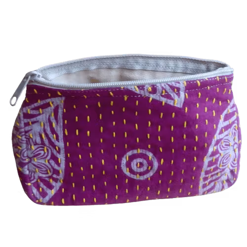 Sminkväska av återvunnet lila sarityg, med mönster och gula kantha-stygn. Bangladesh Fair Trade.