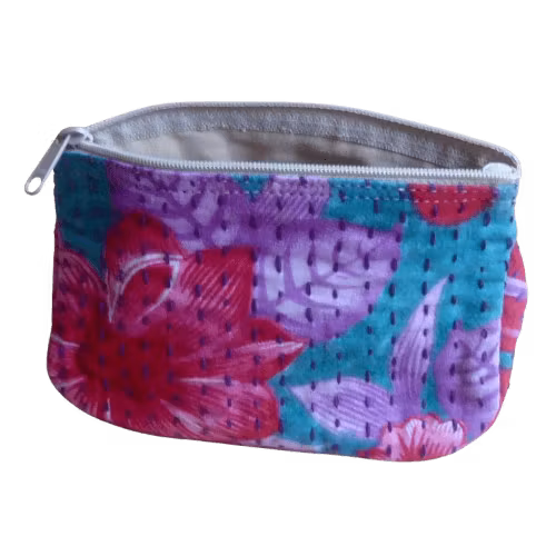 Sminkväska av återvunnet sarityg, med växtmönster. Dekorerad med kantha-stygn. Dragkedja. Fodrad.